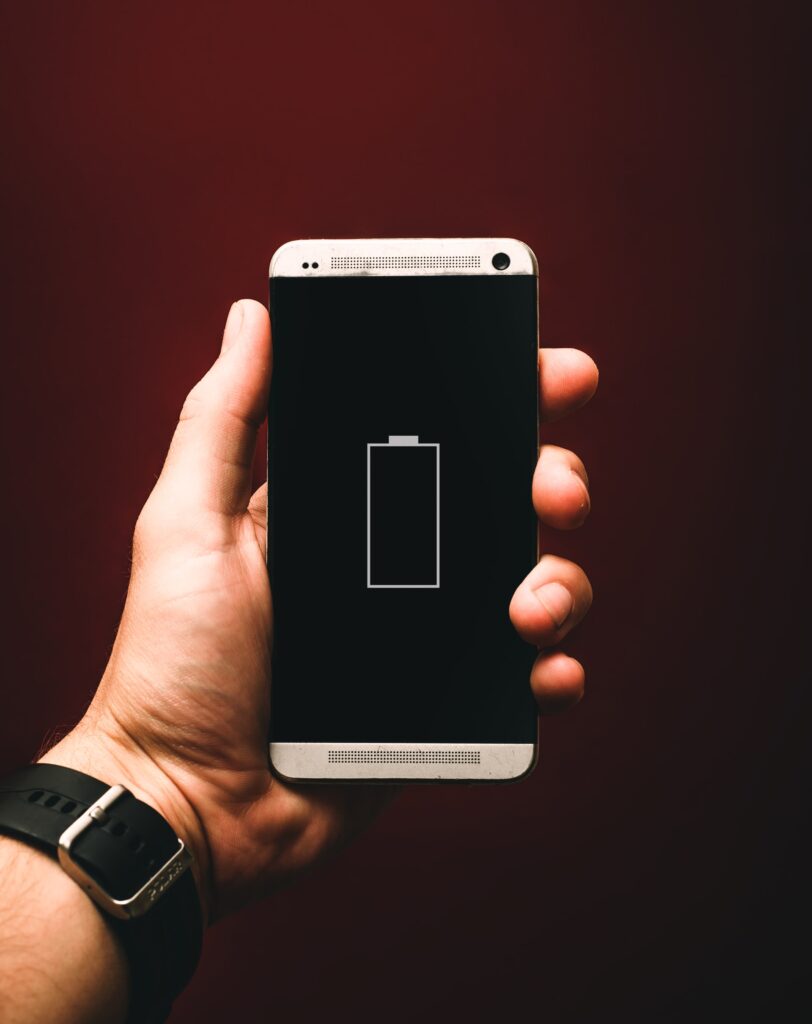 Smartfony z wydajną baterią - telefon wyświetlający na ekranie symbol rozładowanej baterii