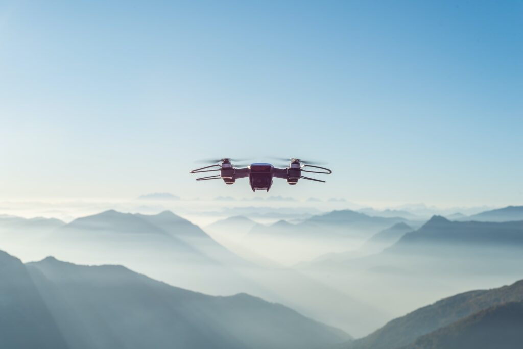 dron dla początkujących - dron nad górami