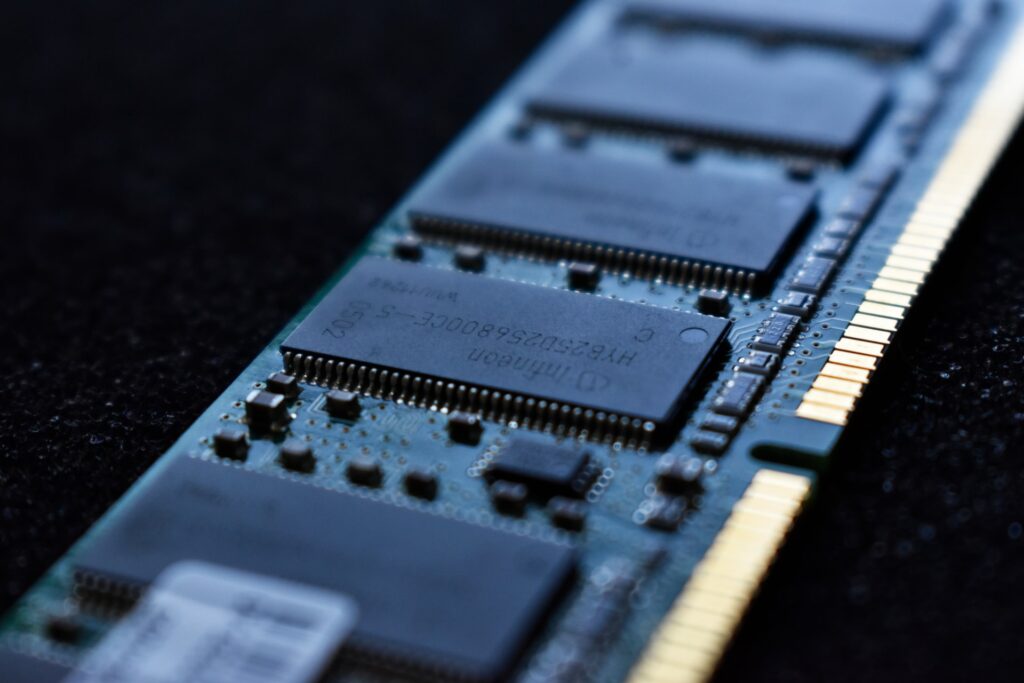 Zbliżenie na kość pamięci RAM - brak obrazu z karty graficznej