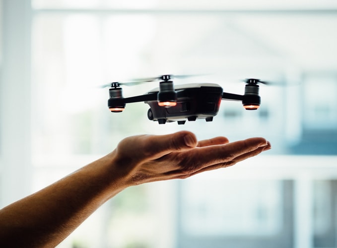 Dron z kamerą czy bez?